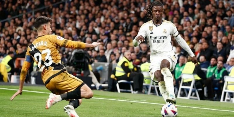 Thông số trận đấu phản ánh sự lấn lướt và 2 thẻ đỏ của Rayo